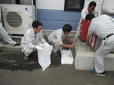 油漏れが発生した場合の処理方法を説明、偽油を使用し訓練を行いました。